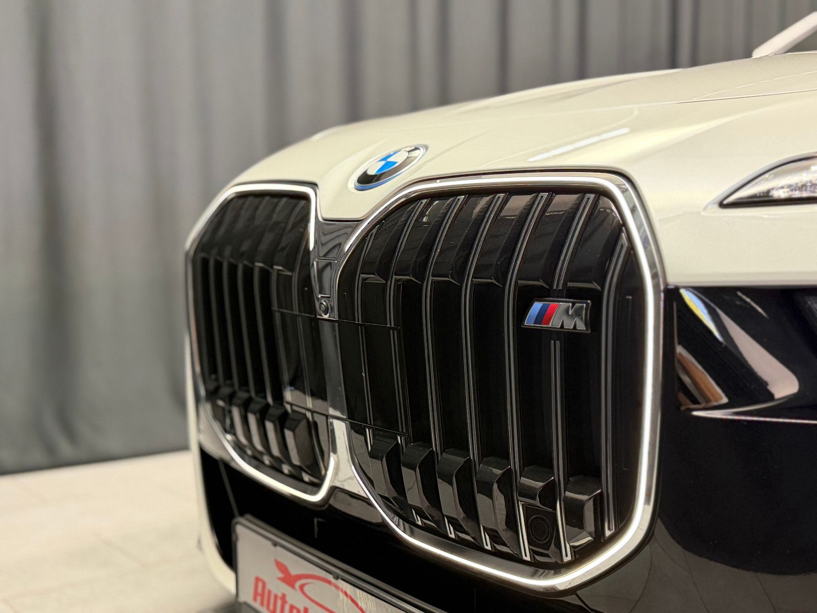 Fahrzeugabbildung BMW M760 e xDrive M-SPORT|TV|B&W|SKY-LOUNGE|MEGAVOLL