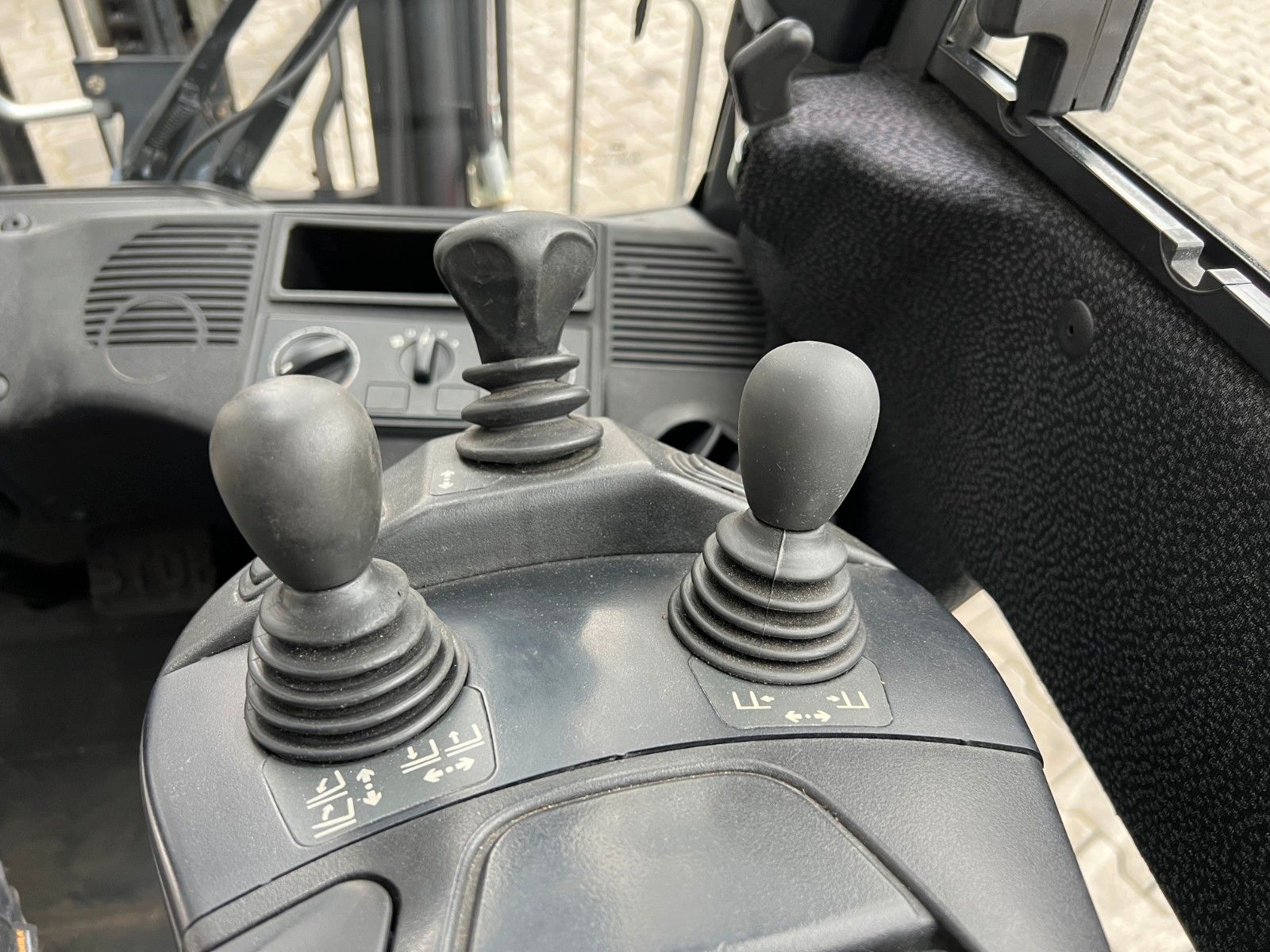 Fahrzeugabbildung Linde H14D-01 / Triplex: 4.60m! / SS / nur 1.672h!