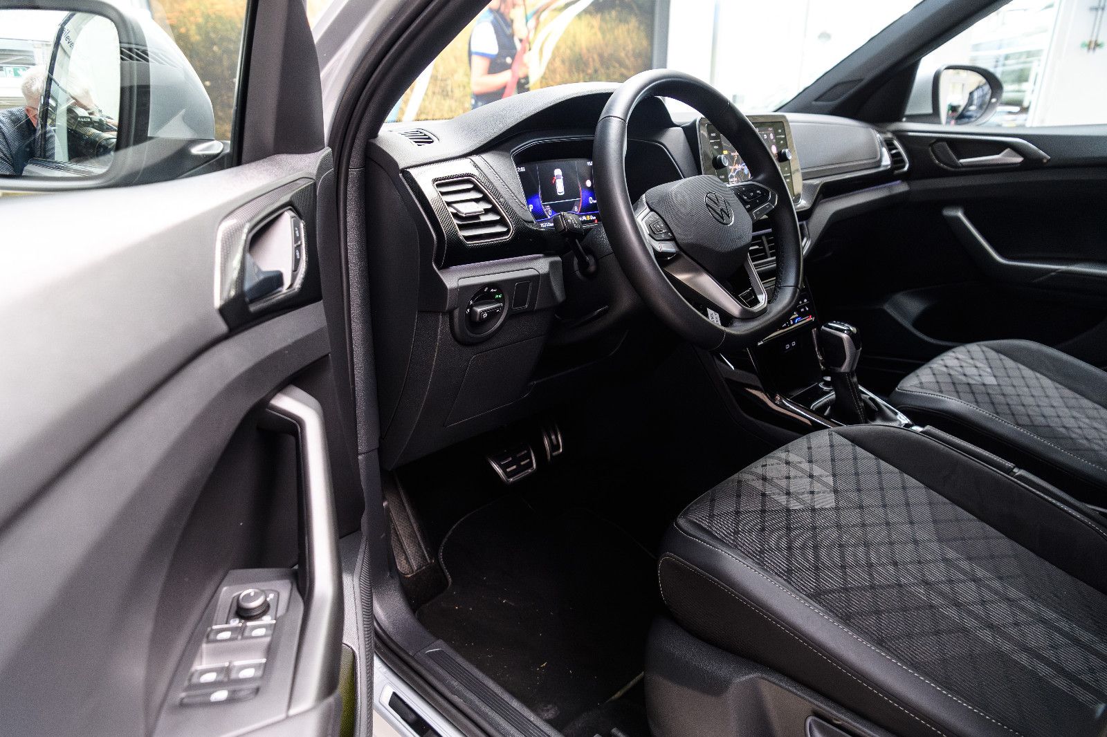 Fahrzeugabbildung Volkswagen T-Cross R-Line 1.5 TSI DSG IQ-LED+AHK+KAMERA+ACC