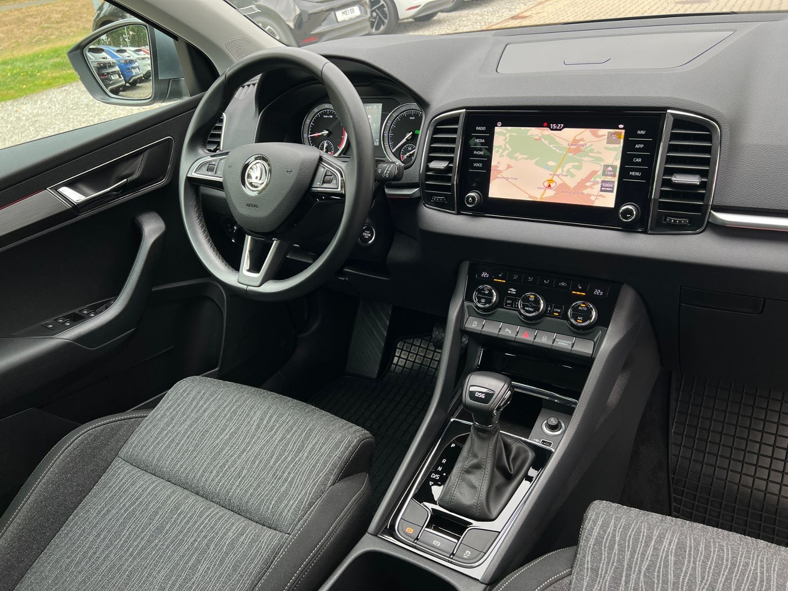 Fahrzeugabbildung SKODA Karoq Style 1.5 TSI DSG *AHK, LED, SmartLink, Ka