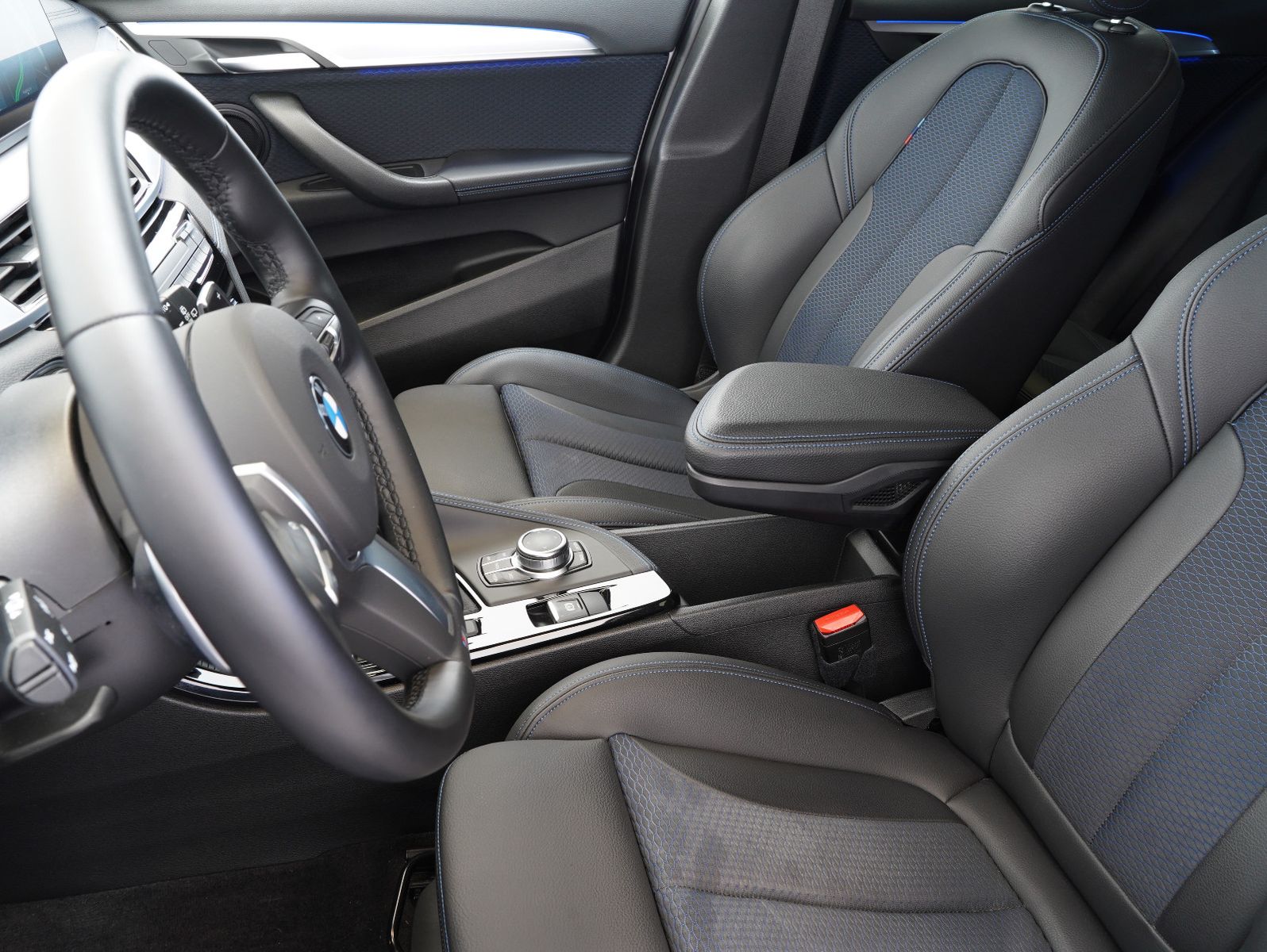 Fahrzeugabbildung BMW X2 sDrive 20 i M Sport LED/HEADUP/KEYLESS/KAMERA