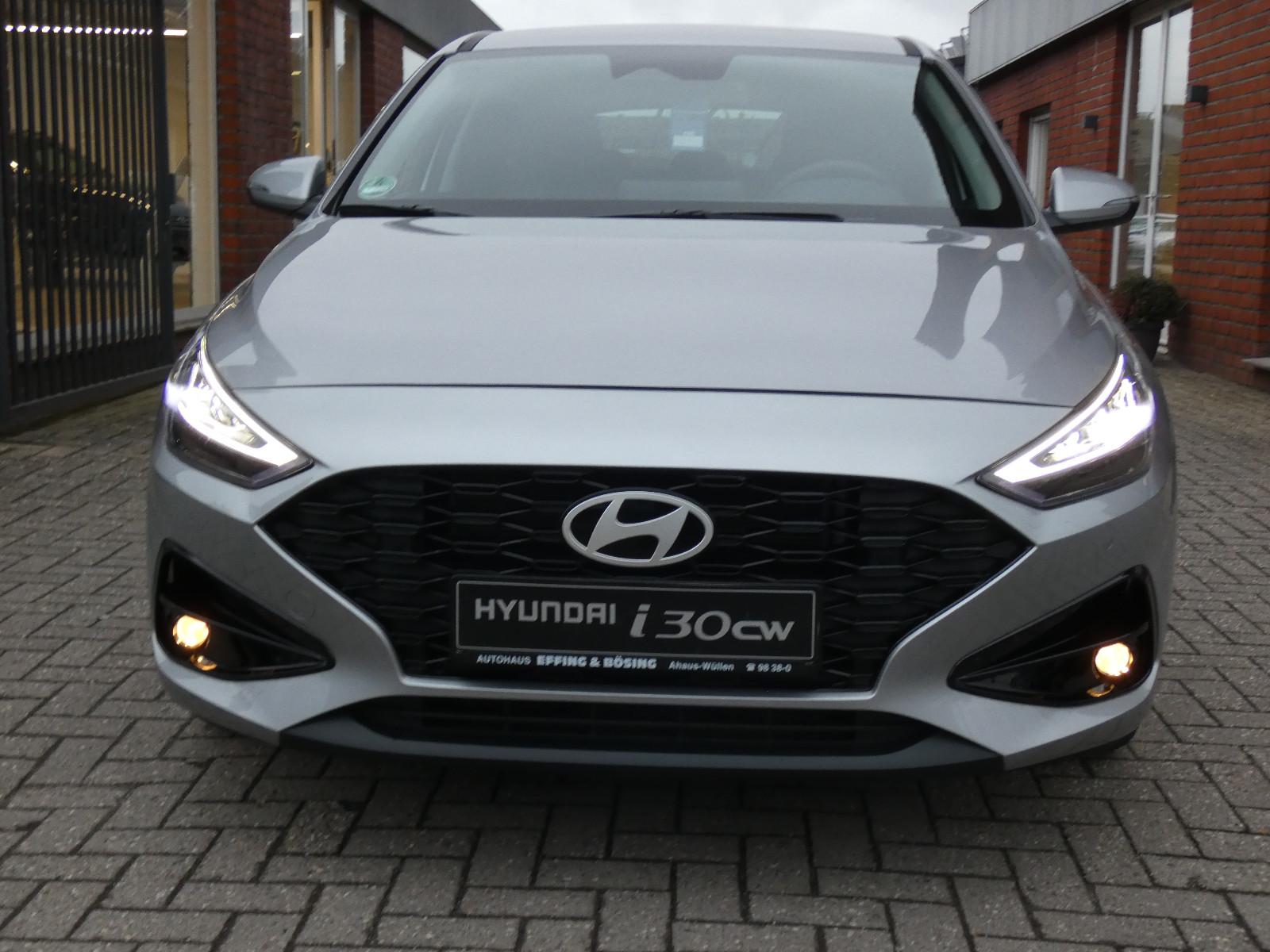 Hyundai i30  CW-FL-Klima-NAV-ALU-PDC V+H-CAM-LED-SHZG