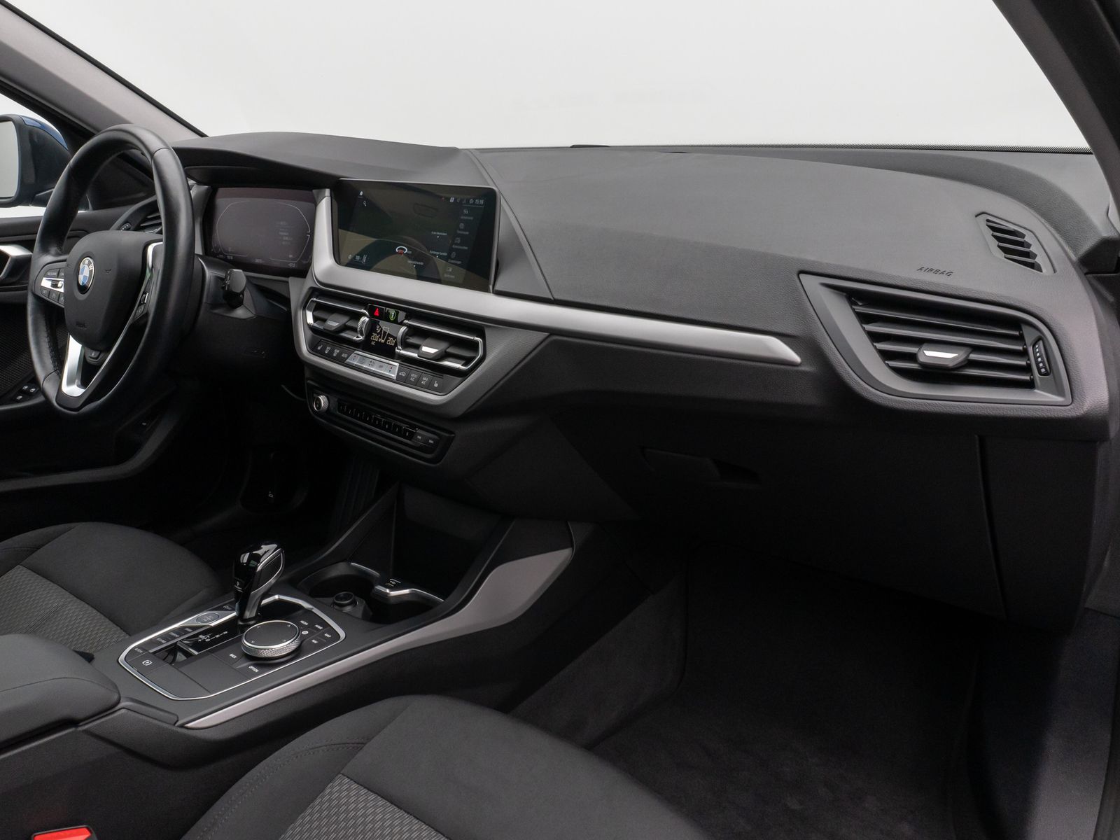 Fahrzeugabbildung BMW 118i Panorama DAB CockPitPro Lenkrhzg PDC LED