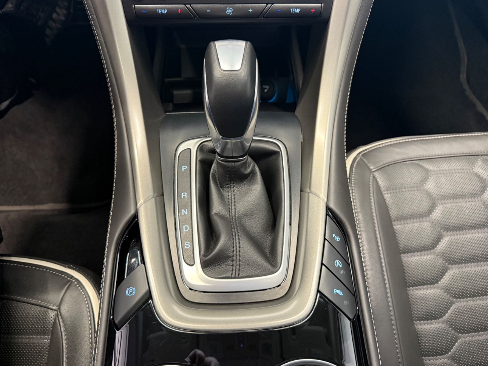Fahrzeugabbildung Ford Mondeo Turnier Vignale, Navi, Business-Paket