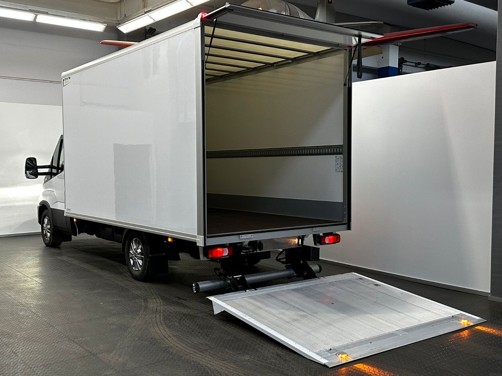 Fahrzeugabbildung Iveco Daily 35S16HA 8/P KOFFER Luftfederung LBW Sofort