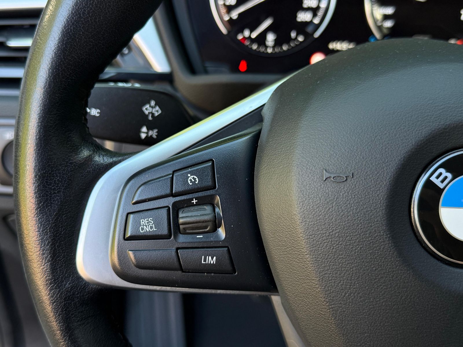 Fahrzeugabbildung BMW X1 sDrive 18 i Aut. LED+NAV+SHZ+AHK+TEMP+KAM+DAB