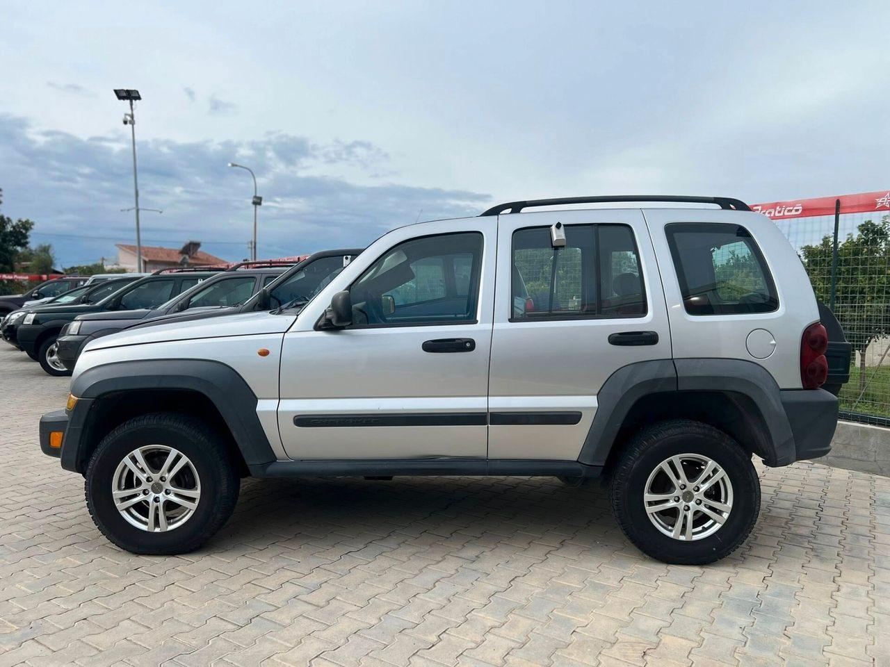 Jeep Cherokee 2006 — rear view