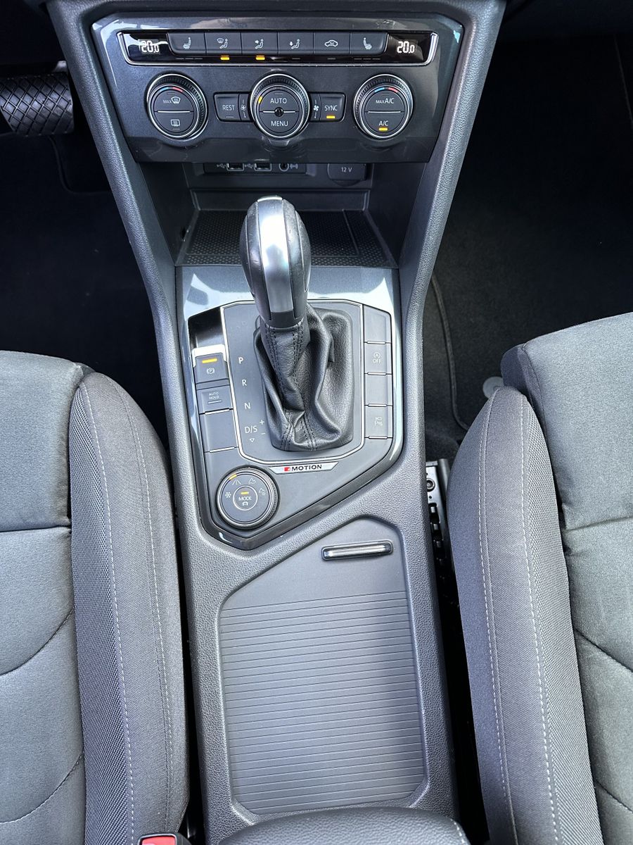 Fahrzeugabbildung Volkswagen Tiguan 2.0 TDI DSG 4M HL NAV+LED+AHK+HUD+VCOCK