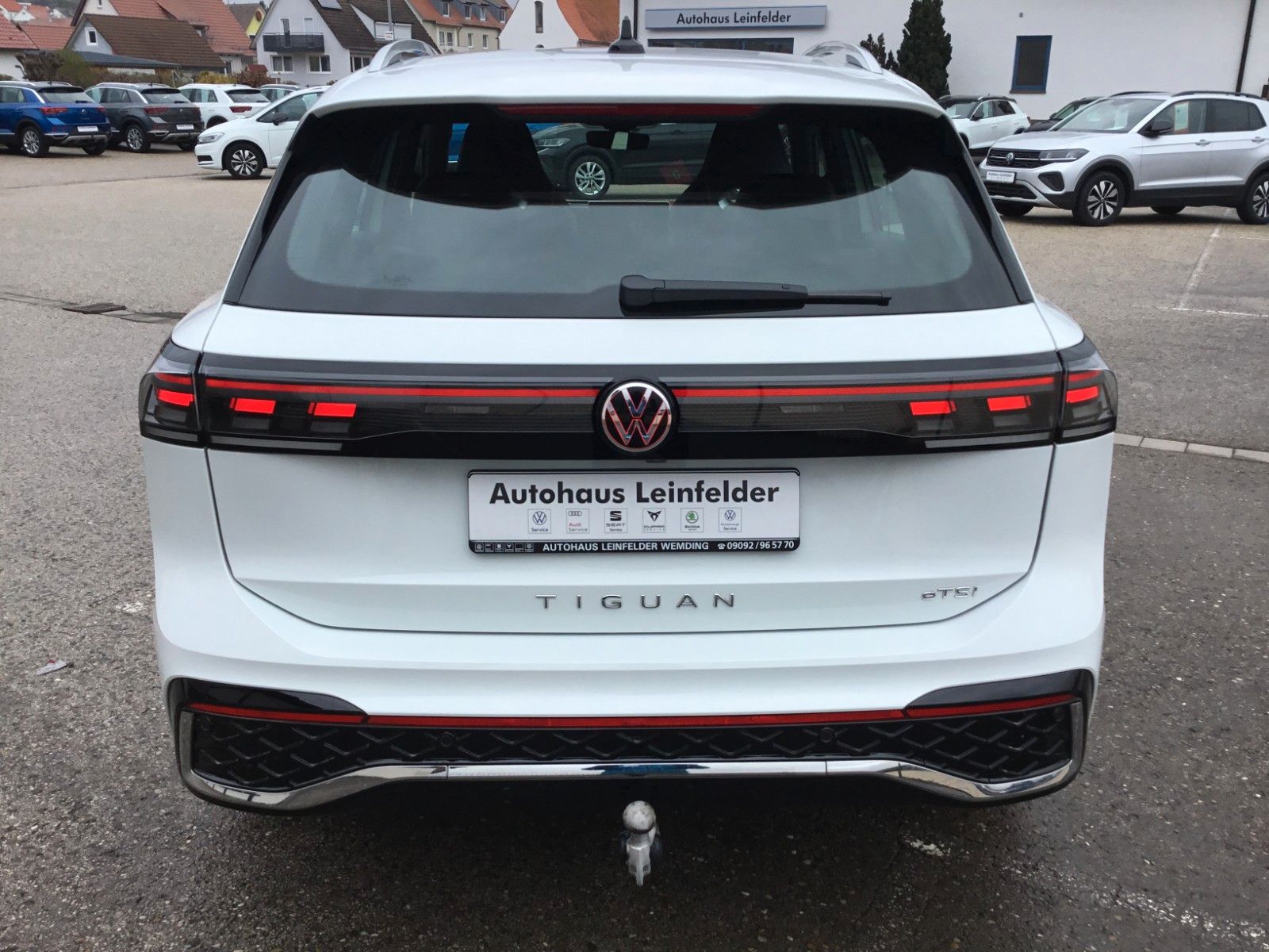 Fahrzeugabbildung Volkswagen Tiguan 1.5 eTSI DSG R-Line+AHK+19"+LED+Navi