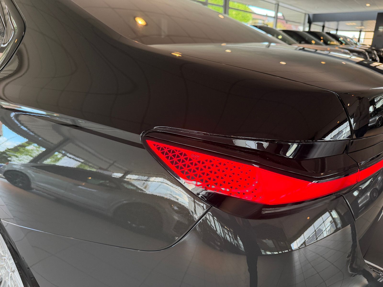 Fahrzeugabbildung BMW 740 d xDrive M Sport/CINEMA-TV/SKY LOUNGE/ICONIC