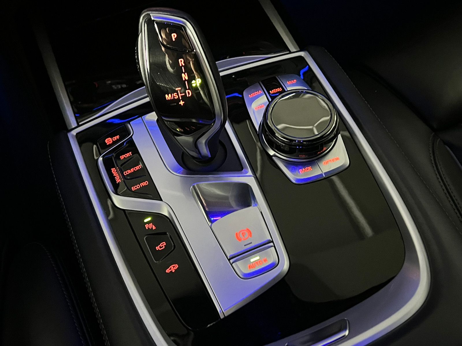 Fahrzeugabbildung BMW 750 d xDrive M SPORT/LASER/EXECUTIVE PRO/FROZEN