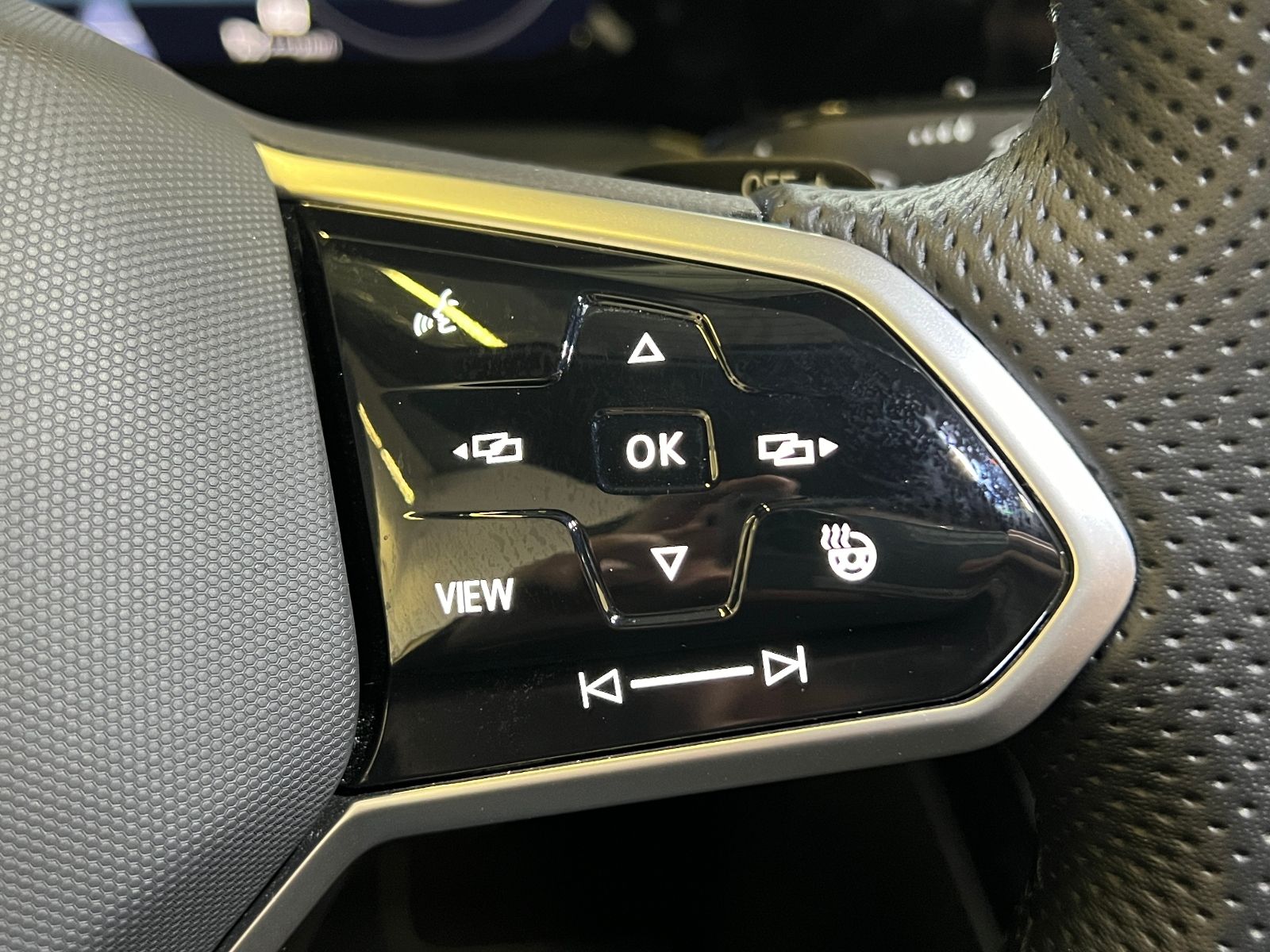 Fahrzeugabbildung Volkswagen Golf VIII Variant R-Line 1.5 eTSI DSG *AHK, LED,