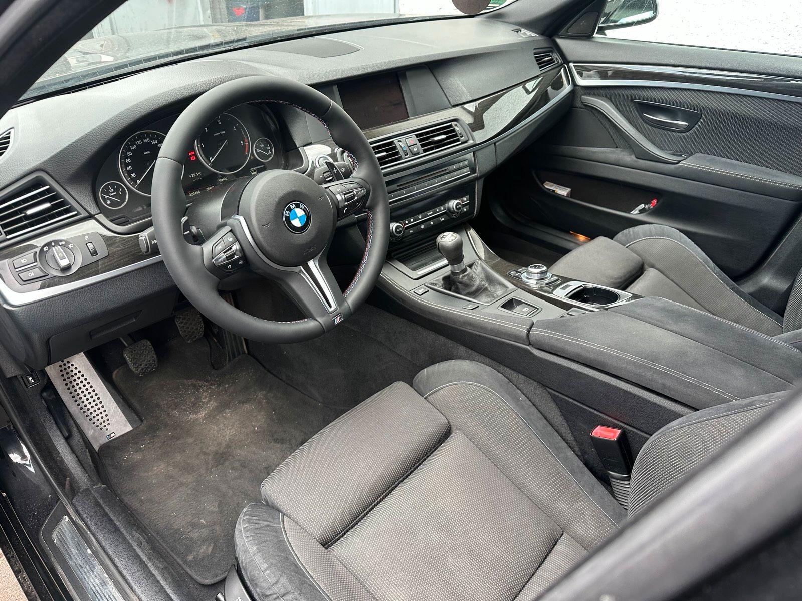 BMW 525 2011 — салон