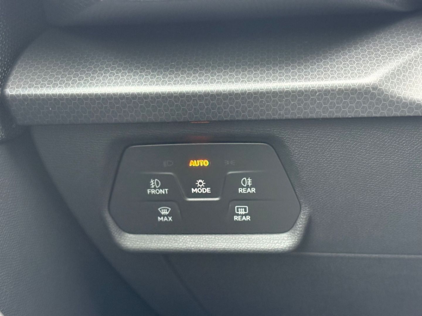 Fahrzeugabbildung SEAT Leon Sportstoure Road Edition VerkehrszeichenERK