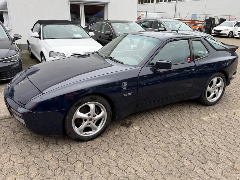 Porsche 944