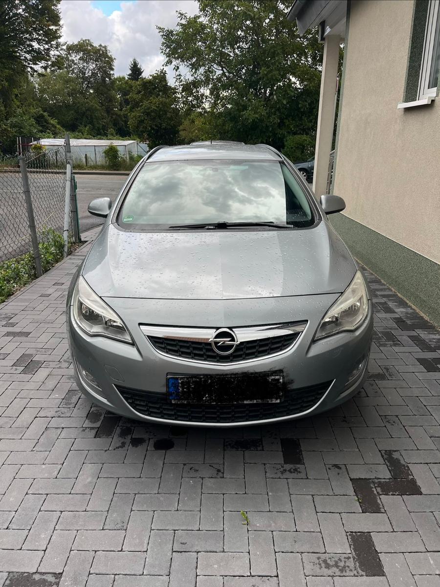 Opel Astra, 2011
