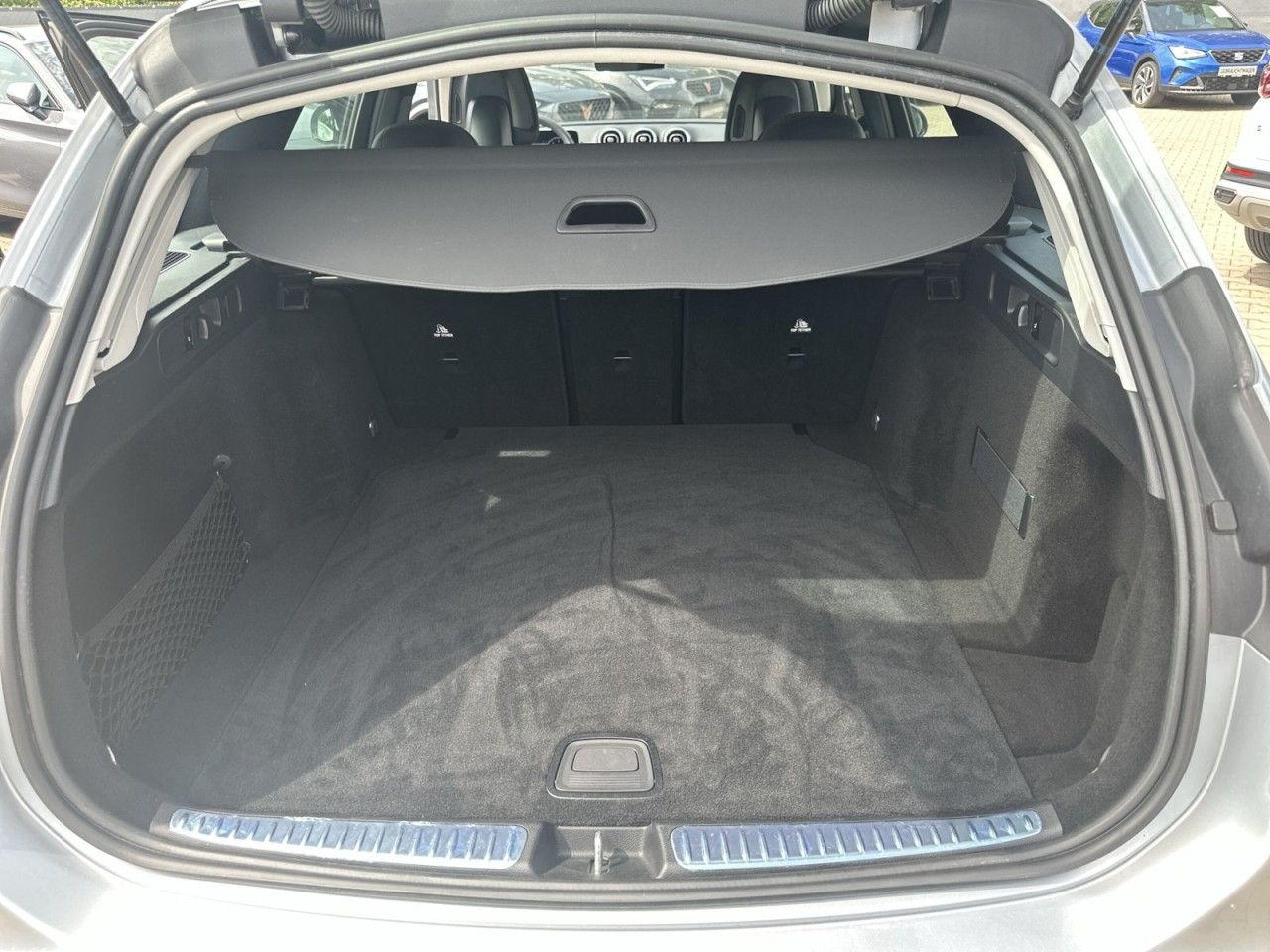Fahrzeugabbildung Mercedes-Benz C-KLASSE C 200 204PS-Cam*Avantgarde* - mit KI generiert/bearbeitet