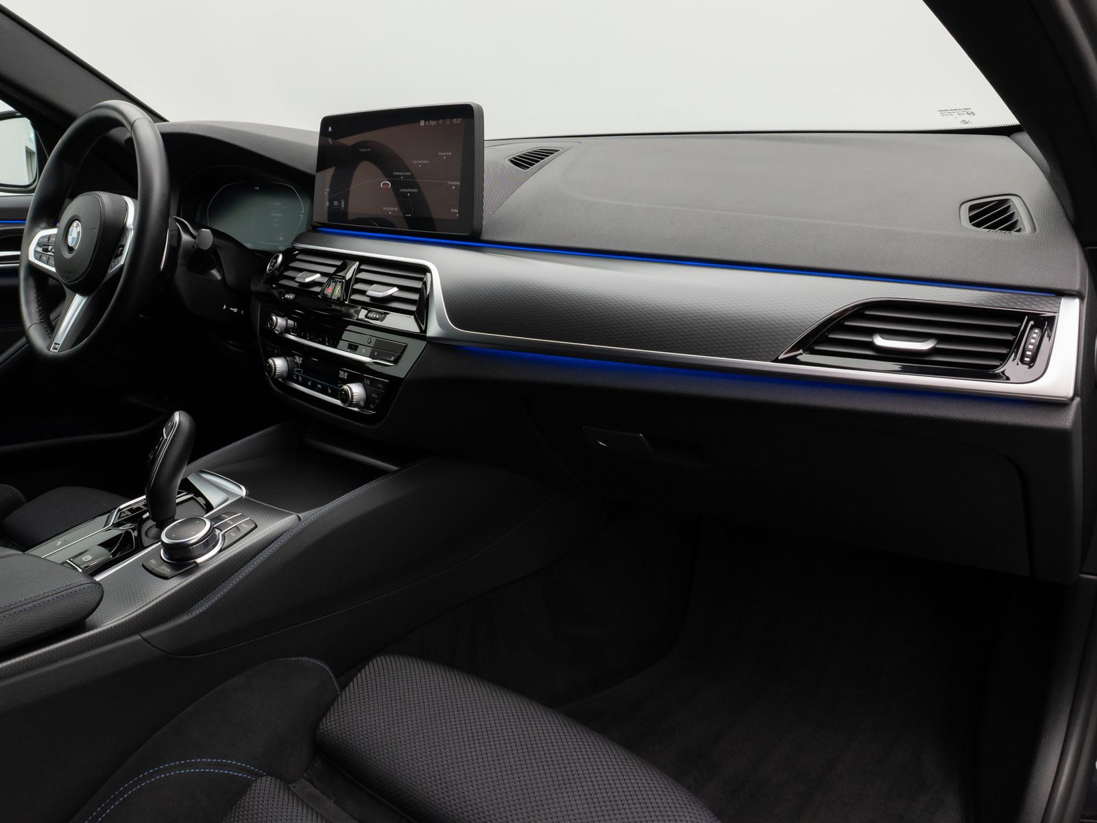 Fahrzeugabbildung BMW 520d xD M Sport Kamera HUD DAB HiFi Stop&Go AHK