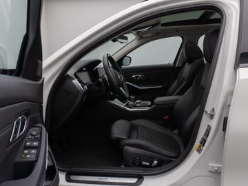 Fahrzeugabbildung BMW 330e xDr Tour Sport Line ACC HUD Pano HiFi Laser