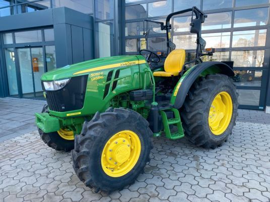 John Deere 5050E