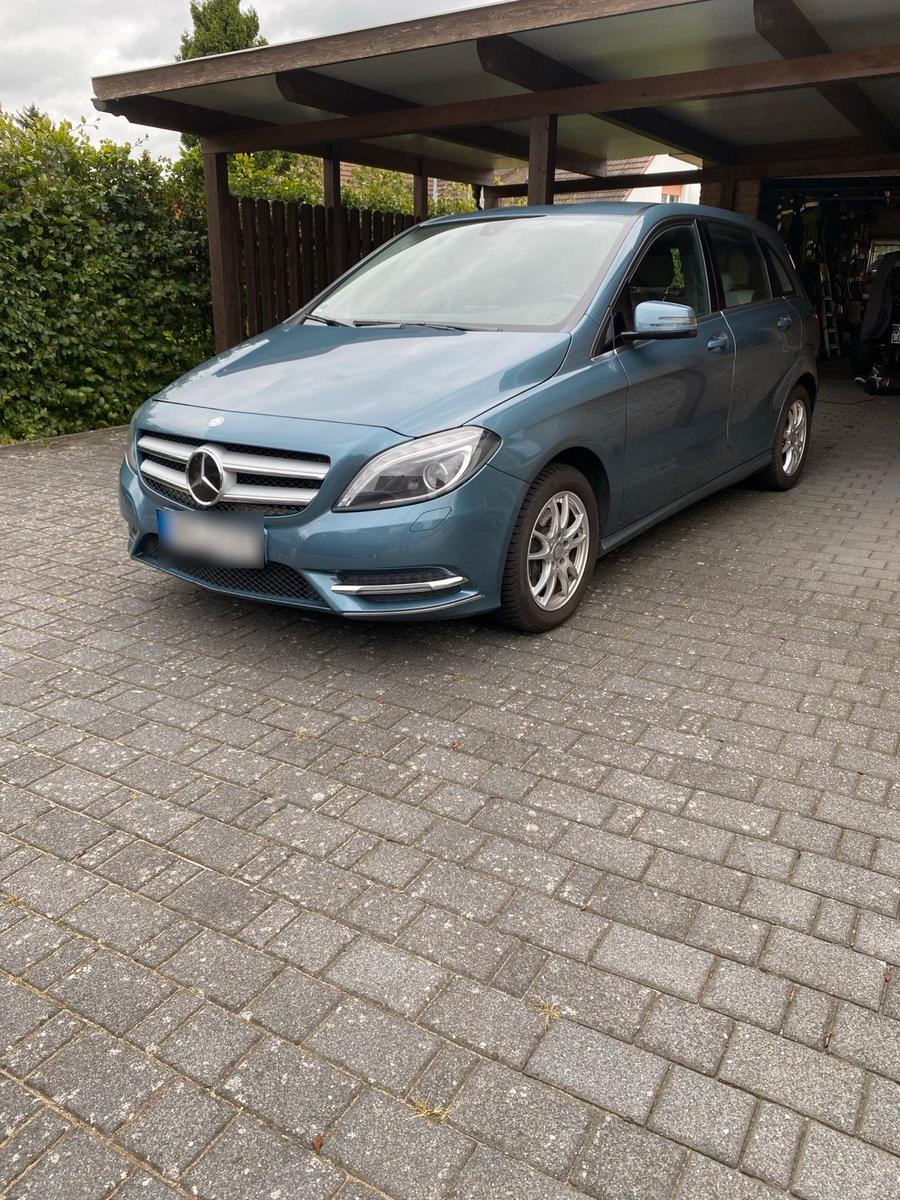 Mercedes-Benz B 180