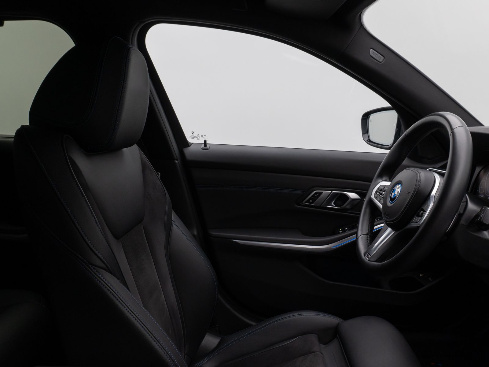 Fahrzeugabbildung BMW 330e  M Sport Kamera DAB HiFi DrivAssist 19Zoll