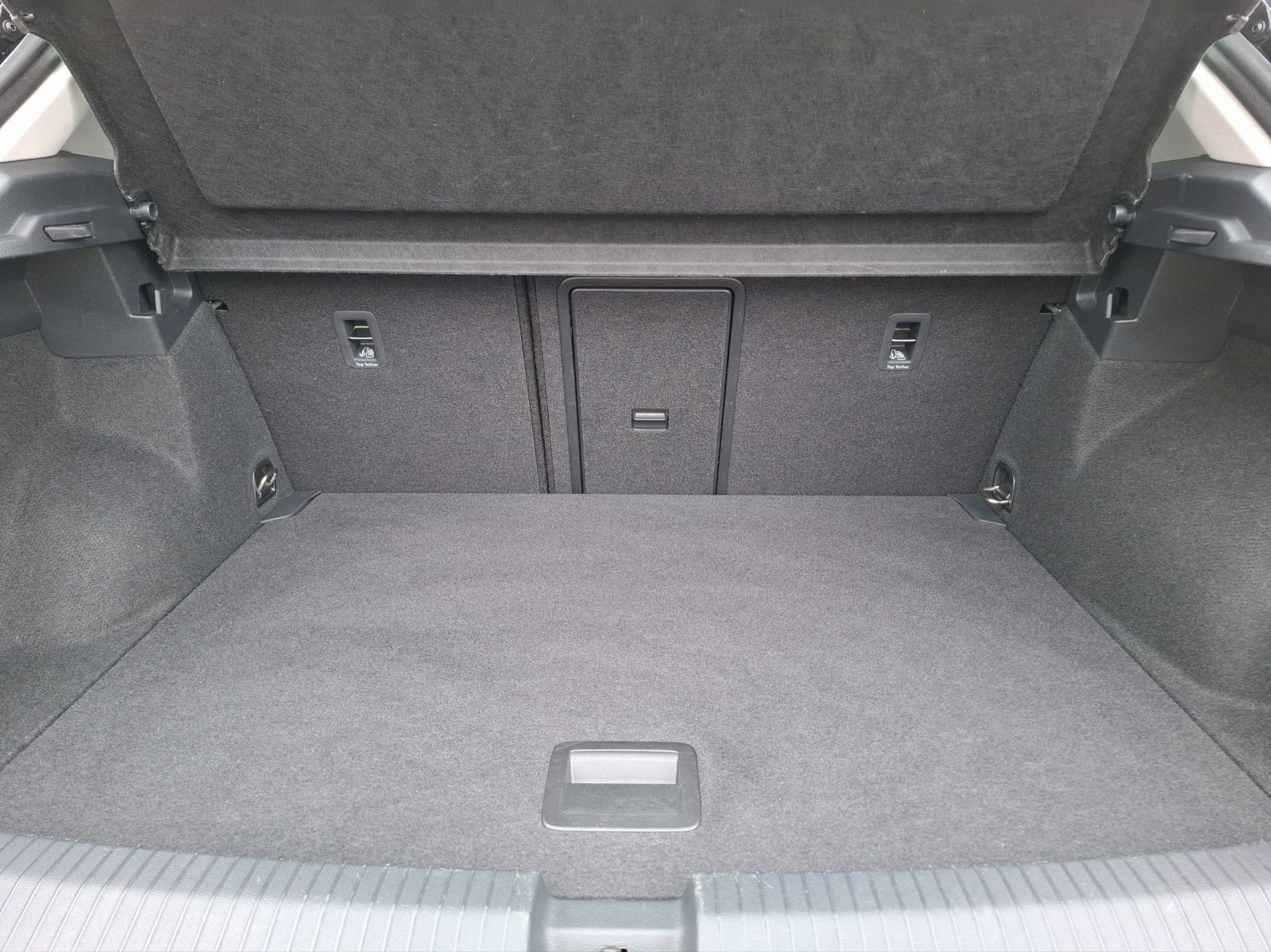 Fahrzeugabbildung Volkswagen T-Roc TSI Style LED AHK Navi AID ACC RFK SH