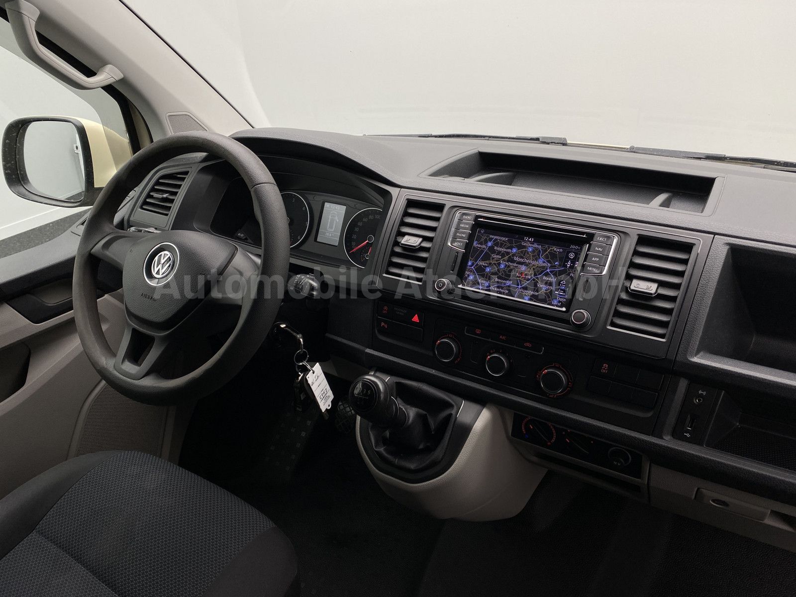 Fahrzeugabbildung Volkswagen T6 Kombi KTW *Rollstuhl-Rampe+Tragestuhl*
