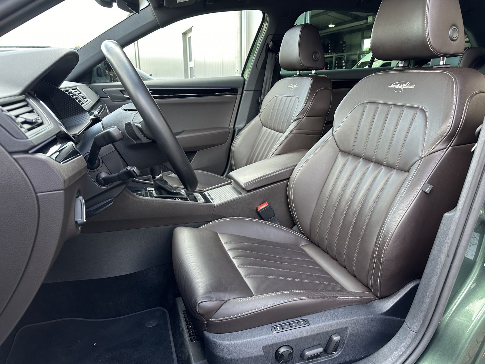 Fahrzeugabbildung SKODA Superb Combi 1.4 TSI iV DSG L&K NAV+MATRIX+VCOCK