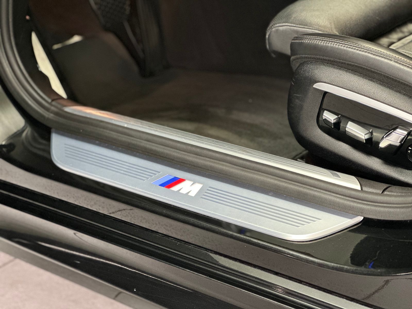 Fahrzeugabbildung BMW 750d*M-PAKET*REMOTE-PARK*MASSAGE*STANDHEIZ*VOLL