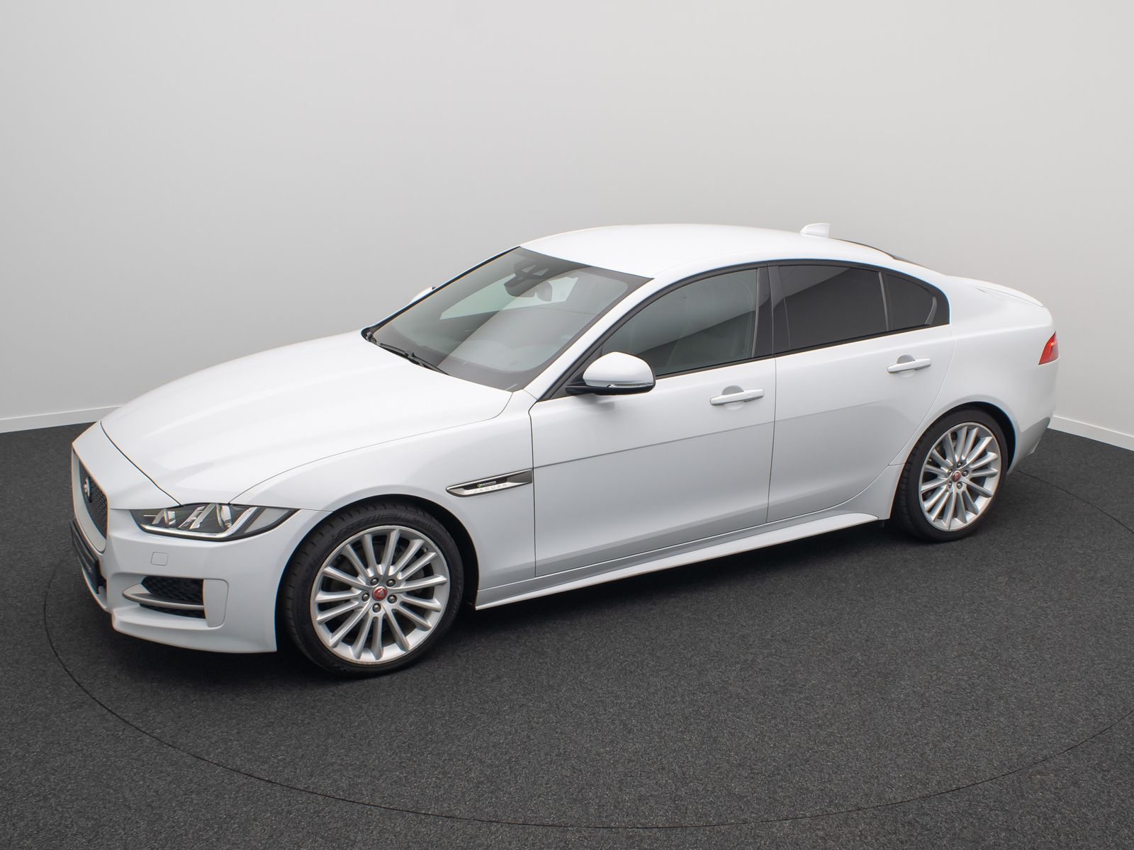 Fahrzeugabbildung Jaguar XE R-Sport FahrAssist Navi Sound Komfort 19Zoll
