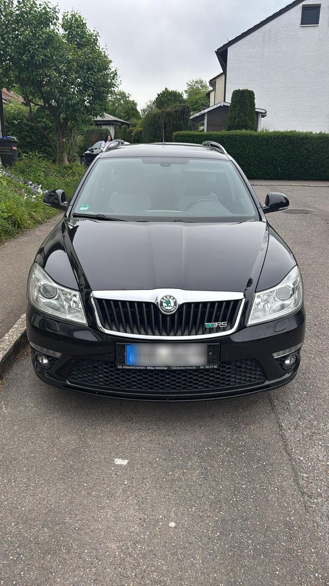 Skoda Octavia 2012 — rear view
