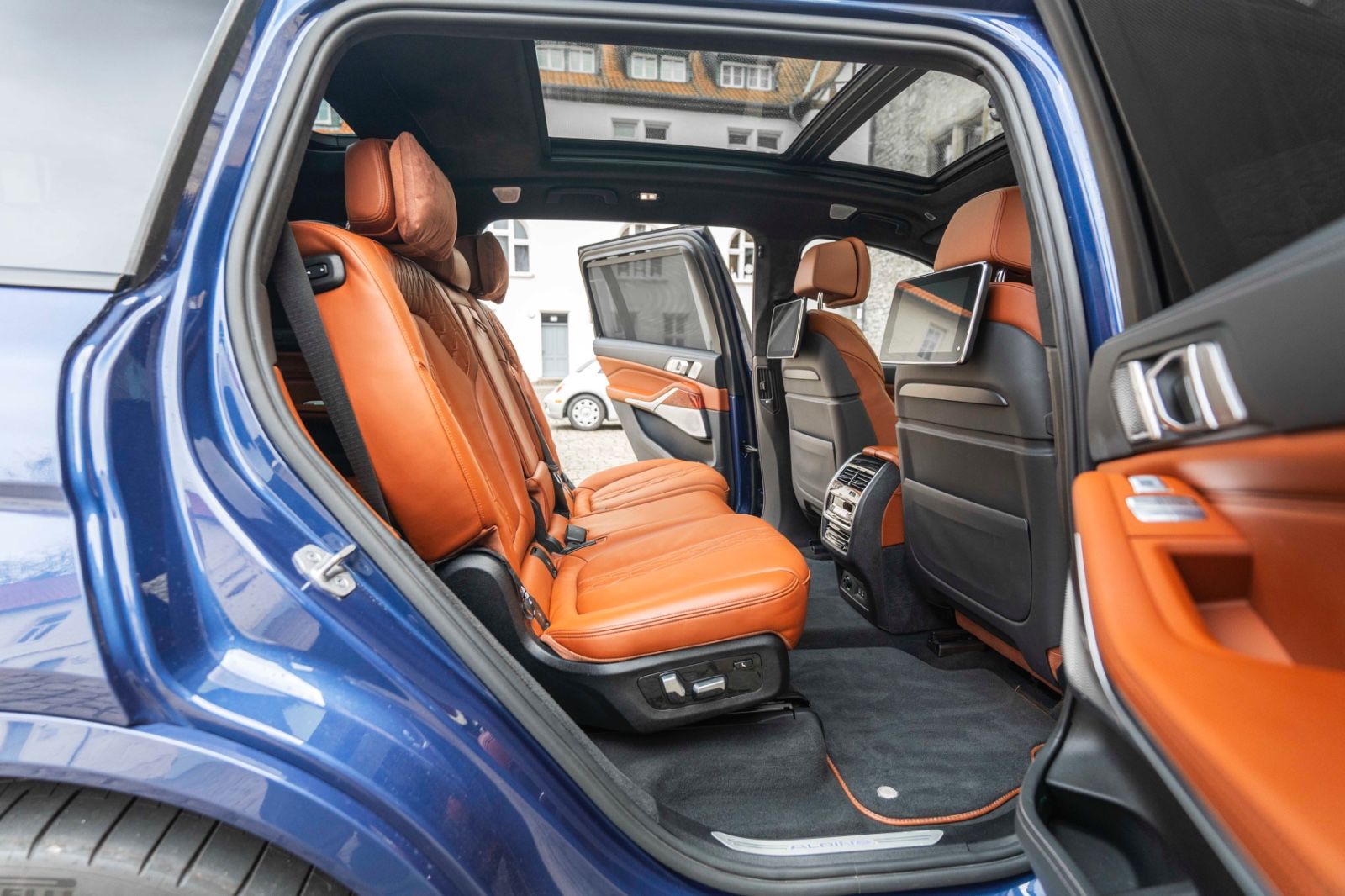 Fahrzeugabbildung ALPINA XB7 LASERLICHT ACC MASSAGE SKYROOF B&W 360° AHK