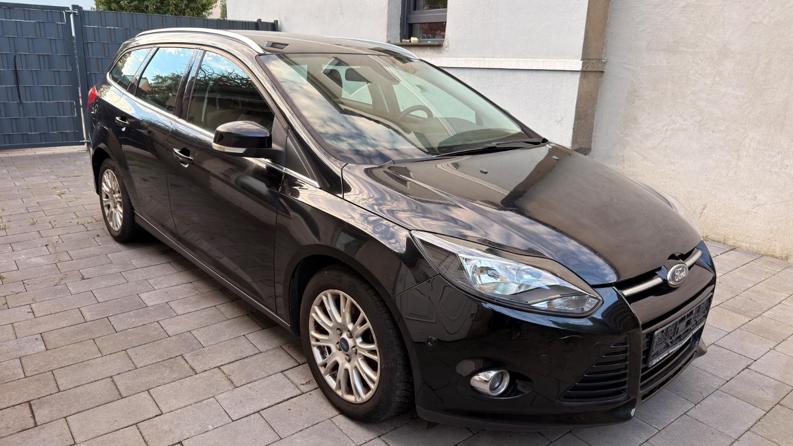 Ford Focus 2012 — вигляд ззаду