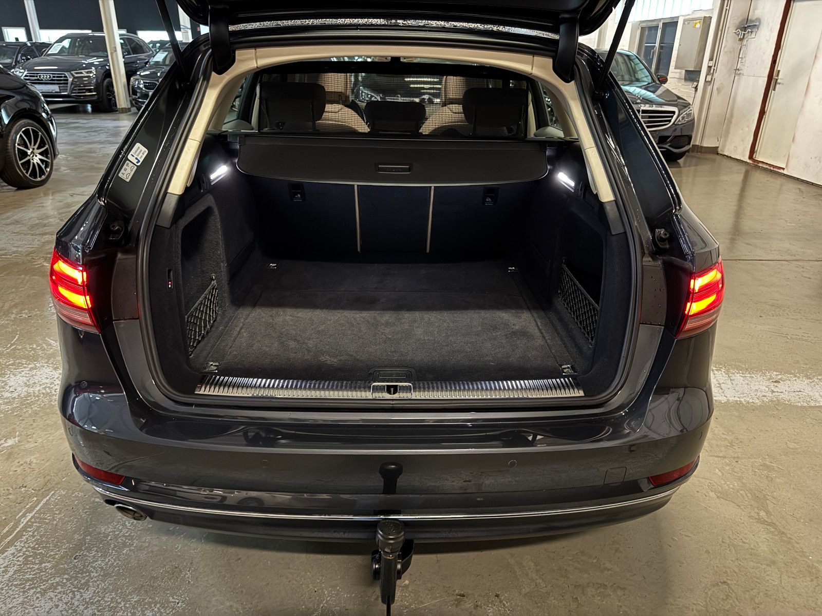 Fahrzeugabbildung Audi A4 Avant DESIGN S-TRONIC PANO STHD AHK LEDER