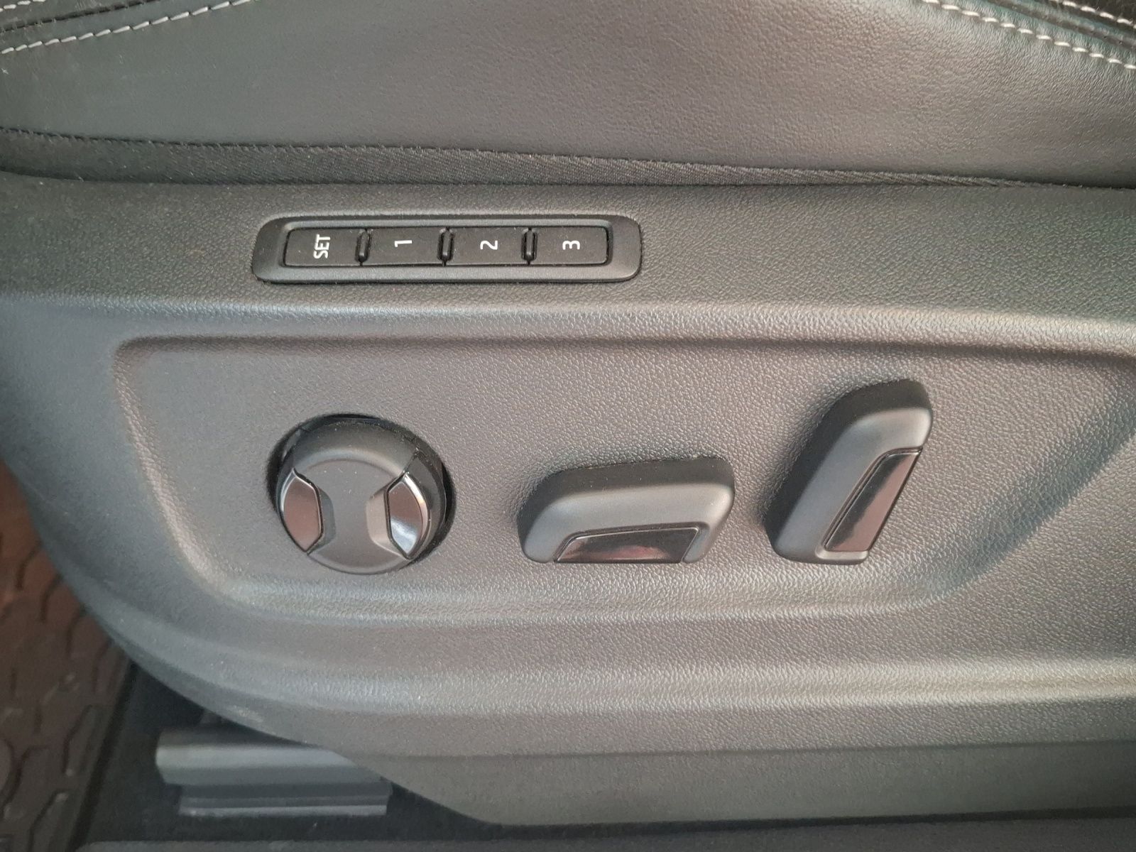 Fahrzeugabbildung SKODA Kodiaq TSI Style DSG 4x4 Matrix Navi AID ACC RFK