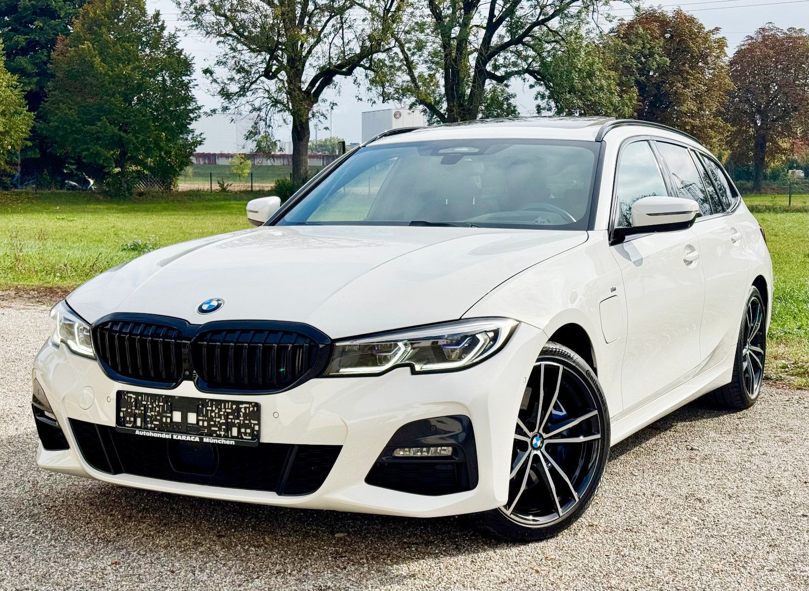 BMW 330e Touring M Sport Pano AHK HeadUp Laser VOLL