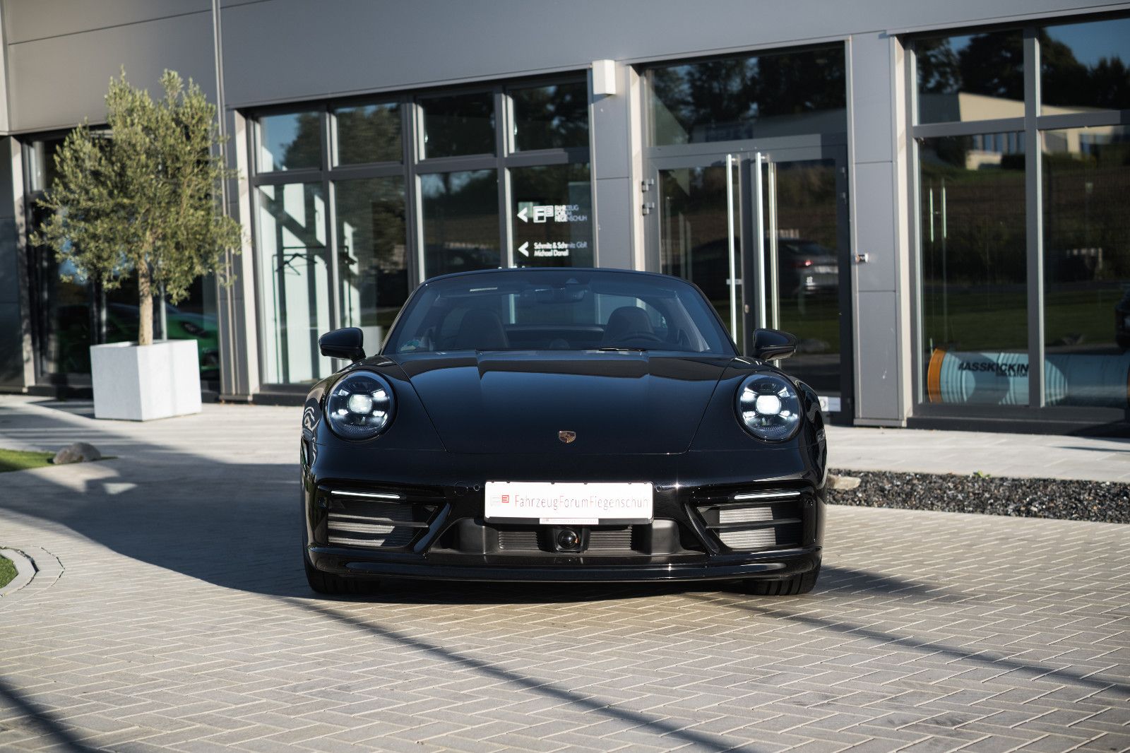 Fahrzeugabbildung Porsche 911/992 Targa 50 J. Porsche Design, Inno, Uhr!