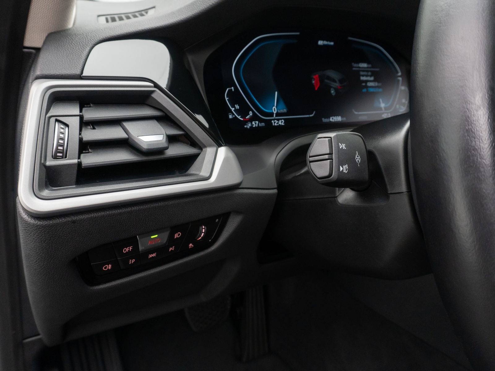 Fahrzeugabbildung BMW 320e Alarm DAB PDC GeschwindigReg Cockpit 19Zoll