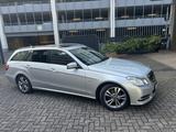 Mercedes-Benz 220 - silberne Mercedes-Benz 220