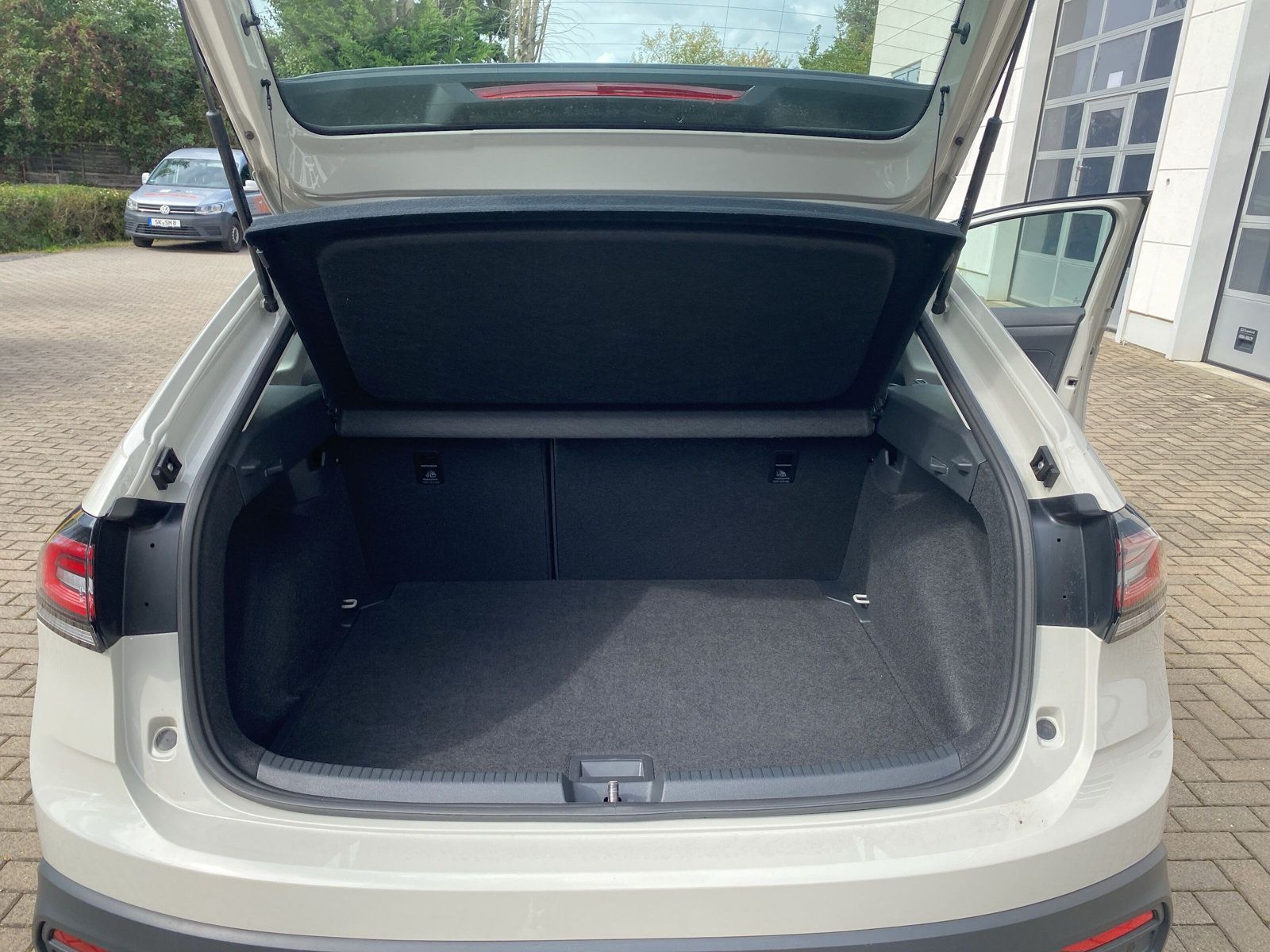 Fahrzeugabbildung Volkswagen Taigo 1.0 TSI Life LED APP PDC SHZ LM17