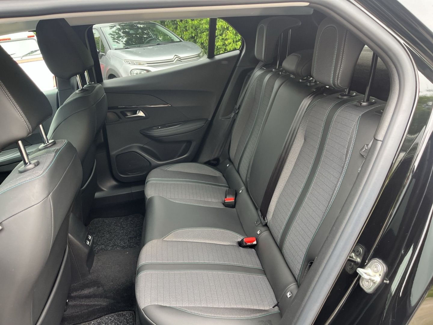 Fahrzeugabbildung Peugeot 2008 Allure Elektro 136 Navi CarPlay Rückfahr.
