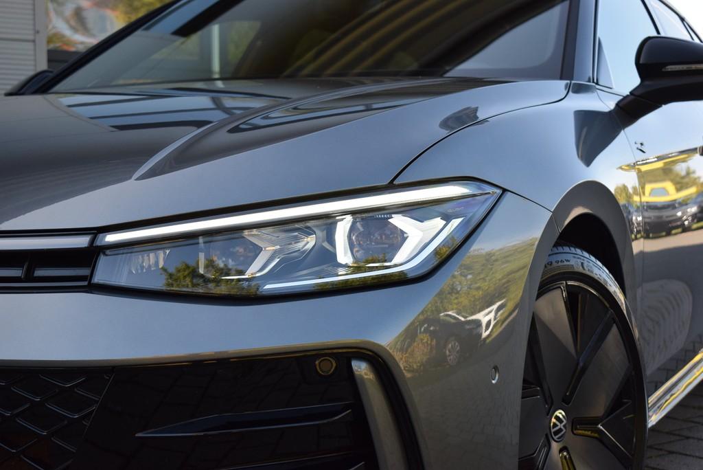 Volkswagen Passat Variant TDI 2.0 4M/DSG *R-Line*Matrix*AHK