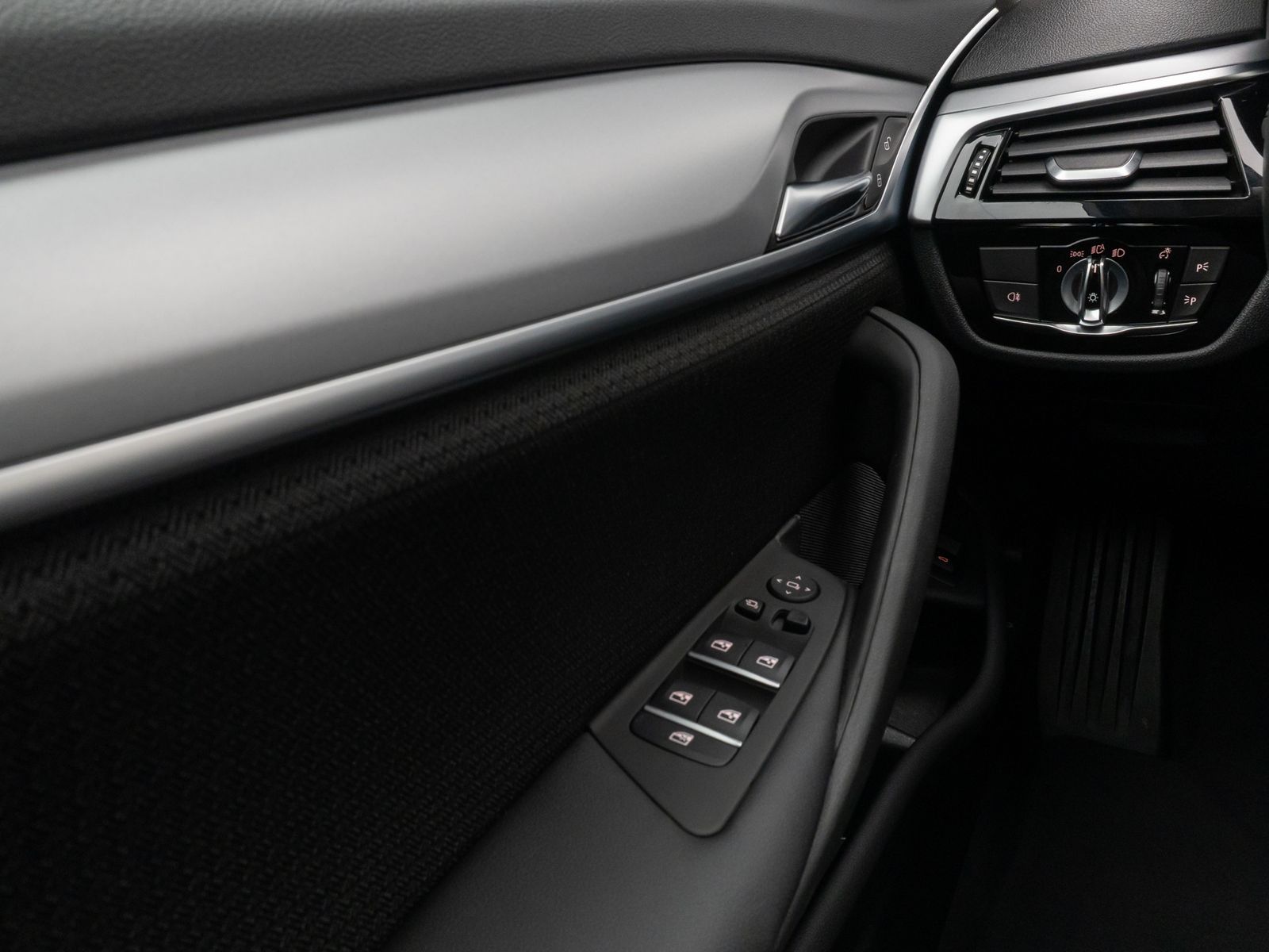 Fahrzeugabbildung BMW 520d Kamera HUD DAB 4xKlima DrivingAssist Alarm