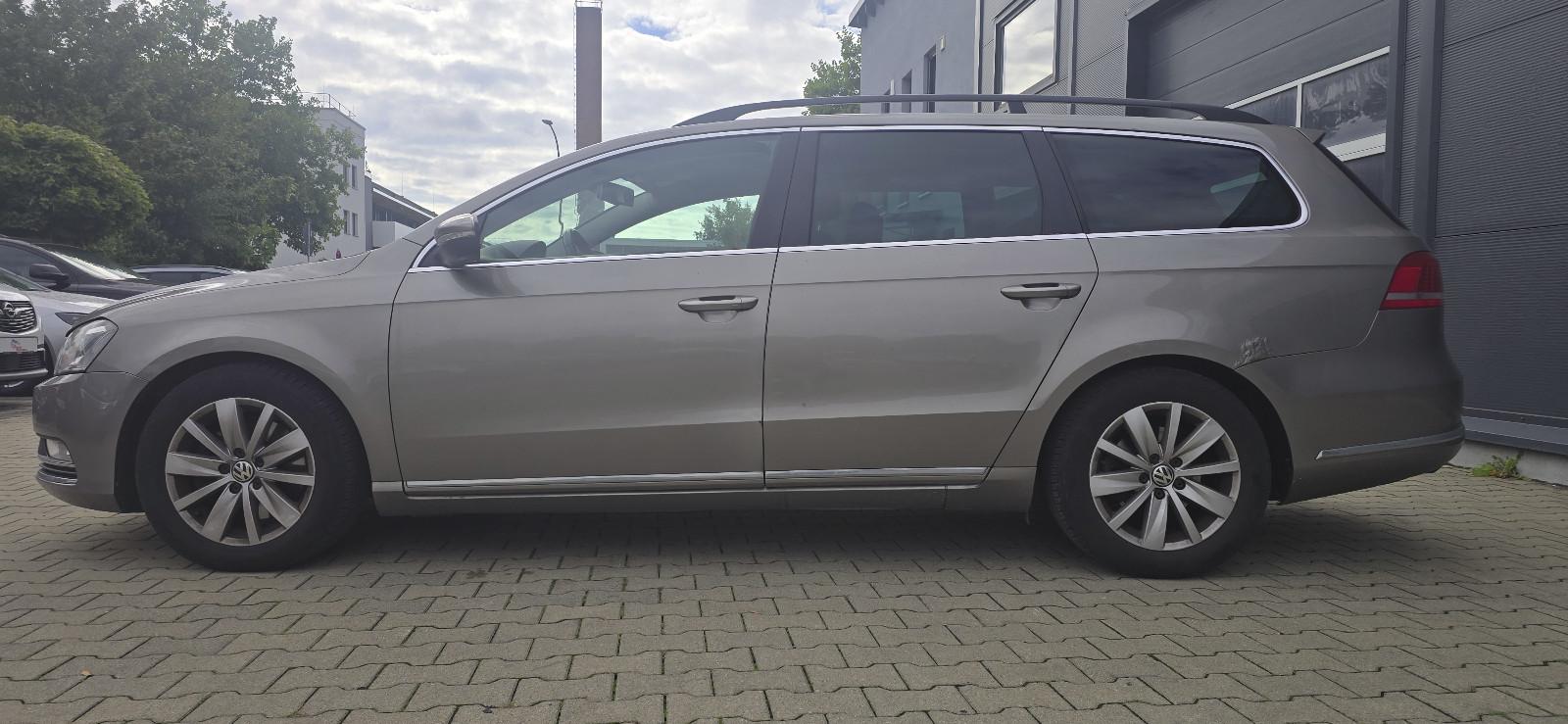 Volkswagen Passat 2012 — rear view