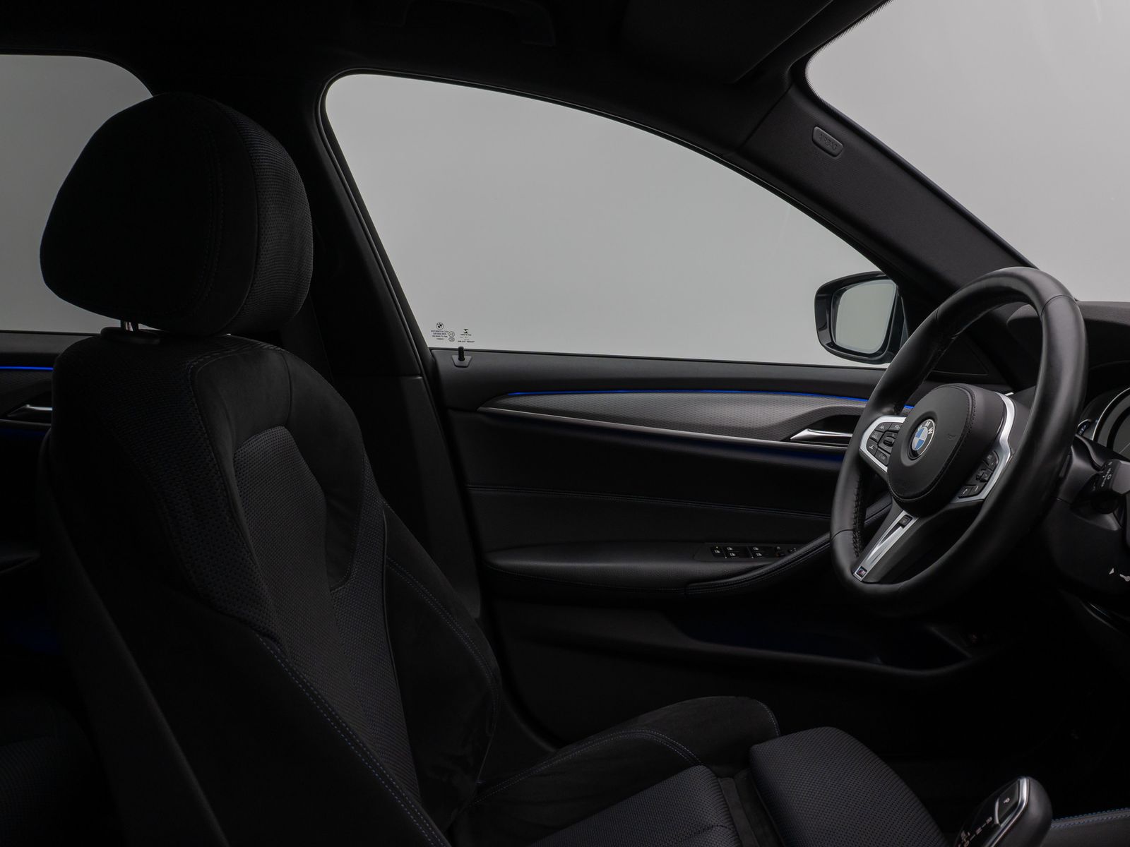Fahrzeugabbildung BMW 530d xD M Sport Kamera HUD HiFi SoftCl Komfort