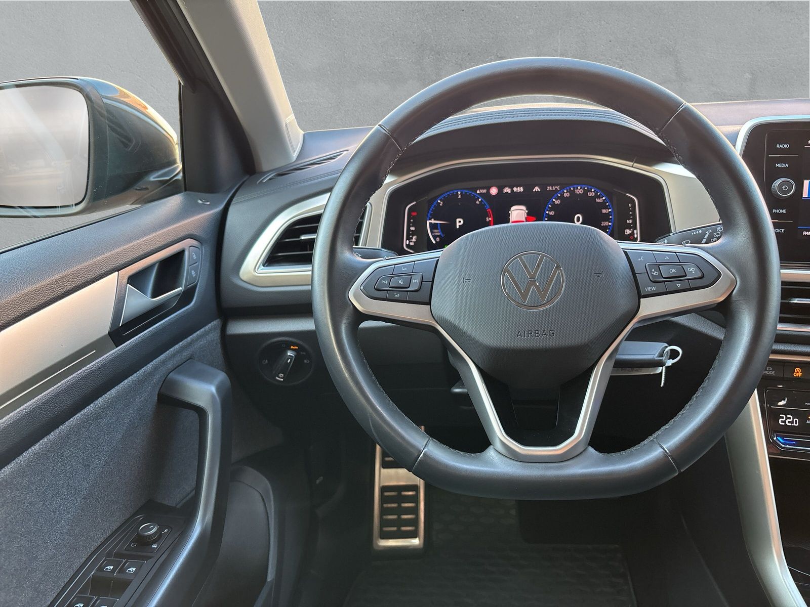 Fahrzeugabbildung Volkswagen T-Roc Move 2.0 TDI DSG AHK RFK App-Connect