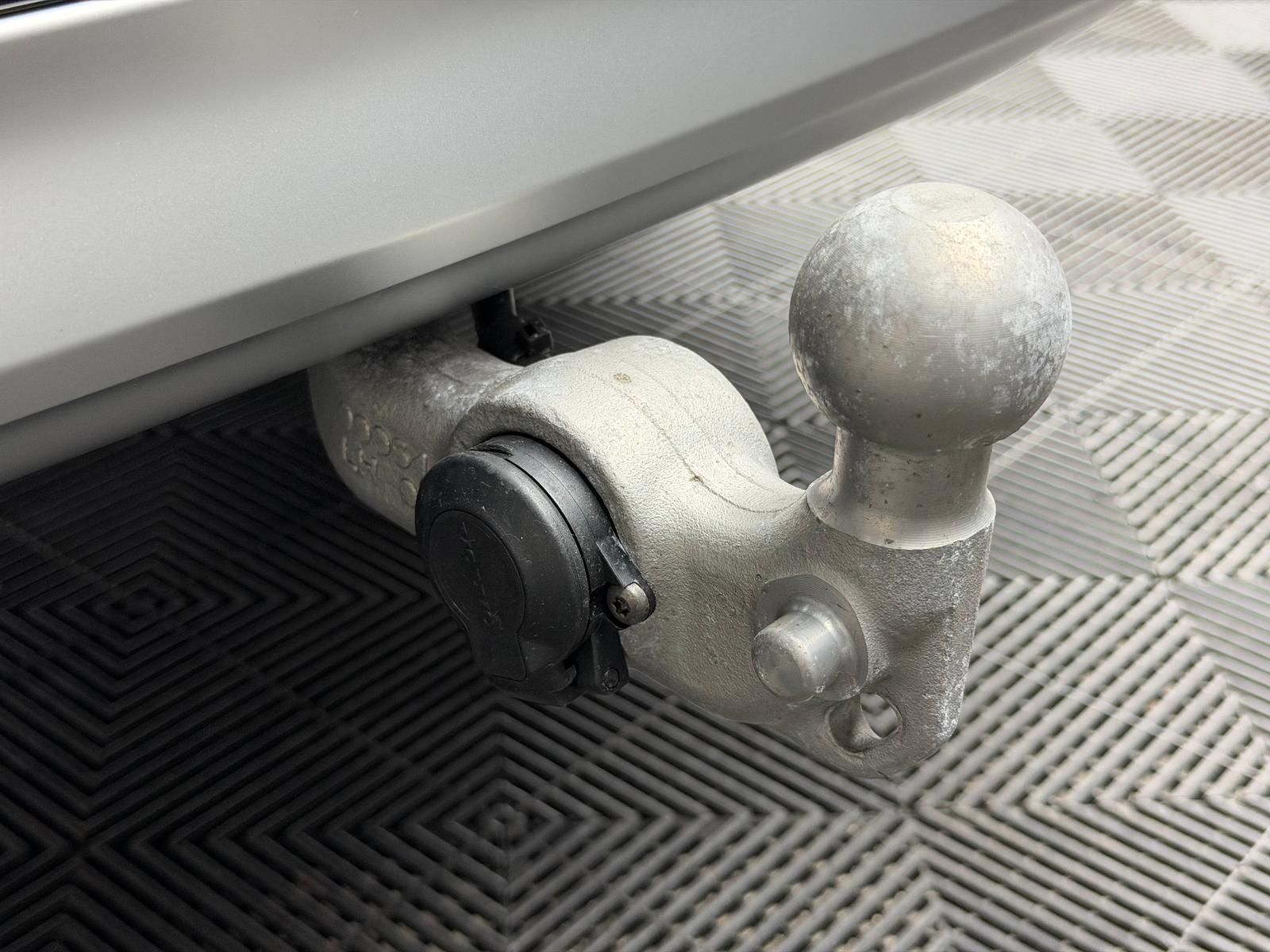 Fahrzeugabbildung Volvo XC90 B5PLUS 7-SITZE/AWD/PANO/H&K/ACC/360°/AHK/CA