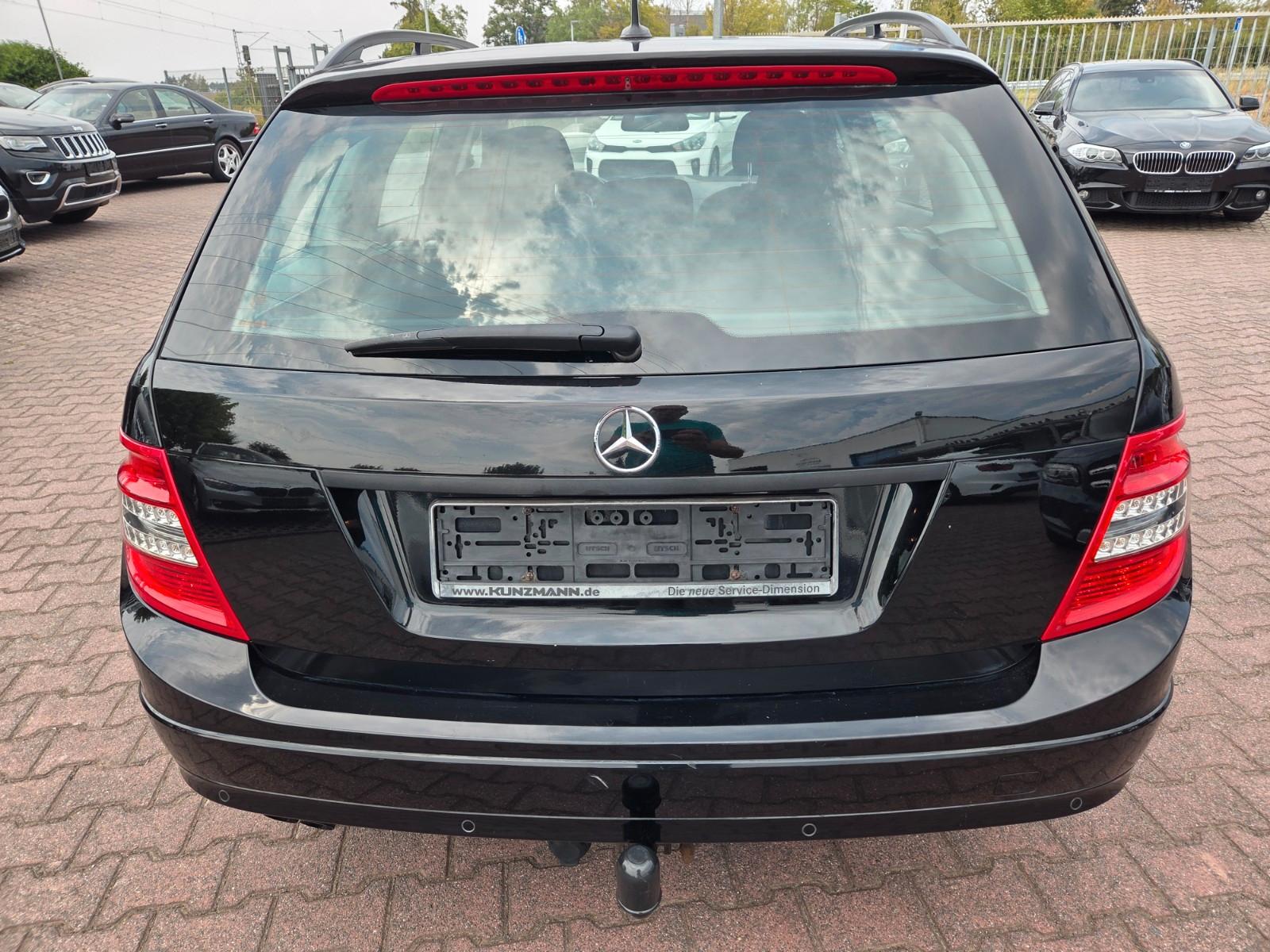 Mercedes-Benz C200 2010 — photo 25