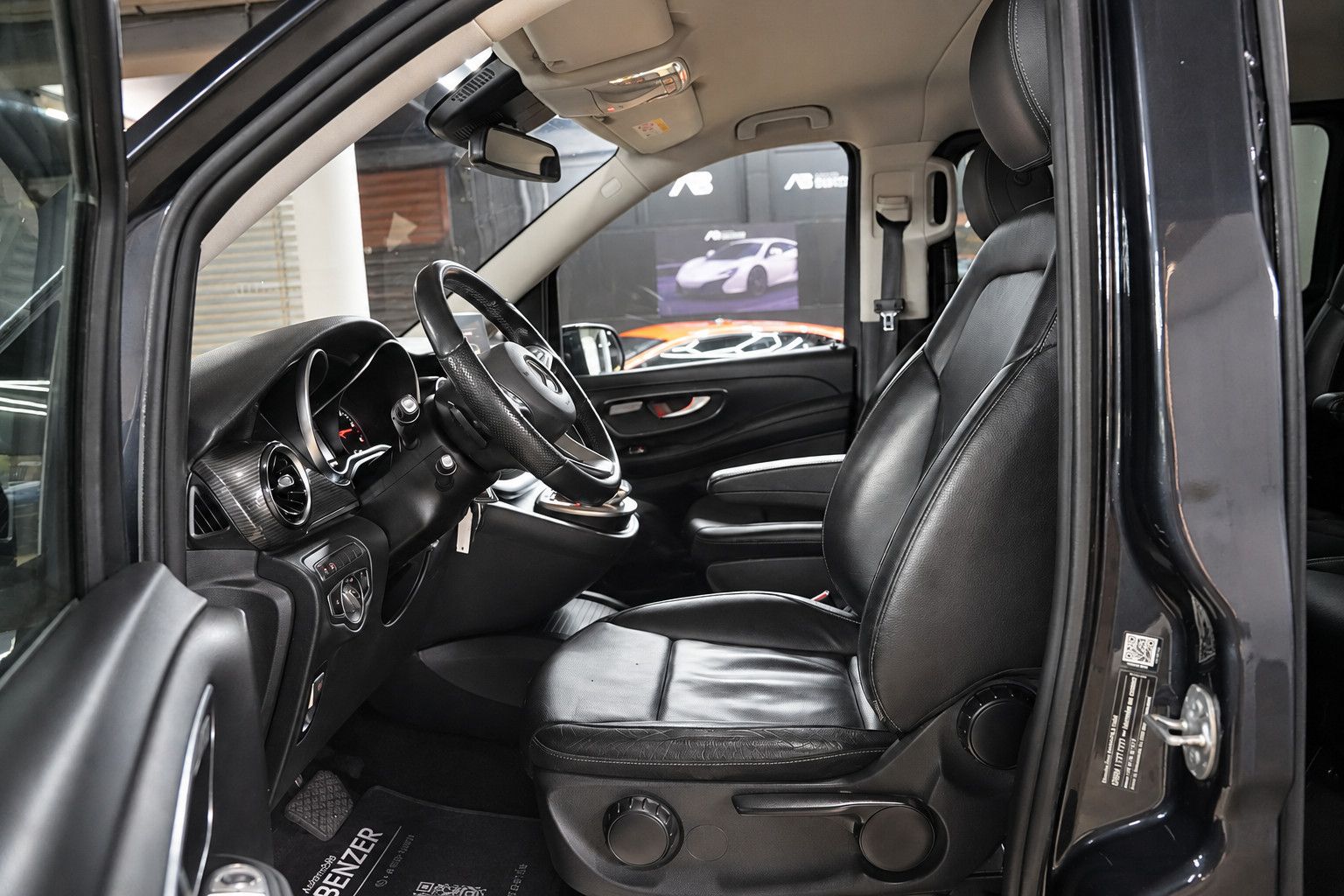 Fahrzeugabbildung Mercedes-Benz V 300d lang *Burmester*360°KAM*6-Sitz*SHZ*Navi